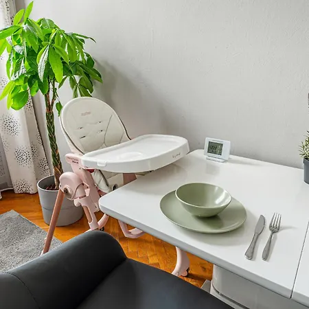 Maison Lumière -comfy Buda Retreat Ac, Balcony Near M2 Metro
