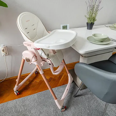 Maison Lumière -comfy Buda Retreat Ac, Balcony Near M2 Metro *