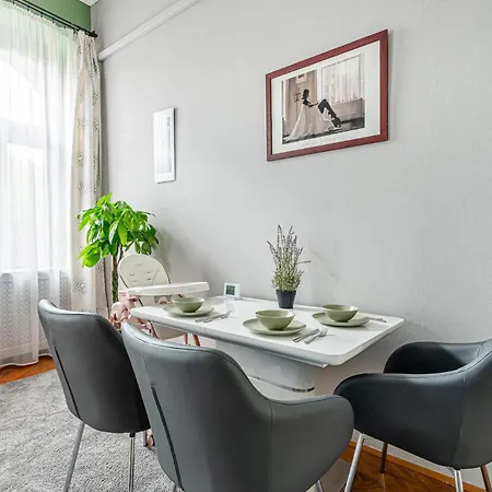 Maison Lumière -comfy Buda Retreat Ac, Balcony Near M2 Metro