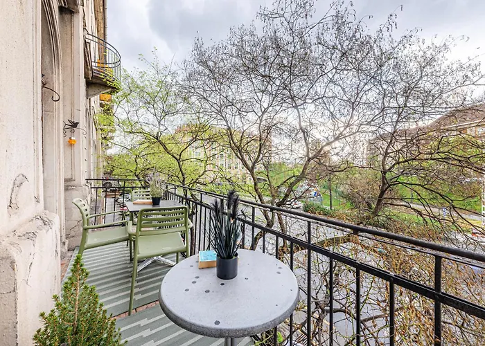 Maison Lumiere -comfy Buda Retreat Ac, Balcony Near M2 Metro شقة