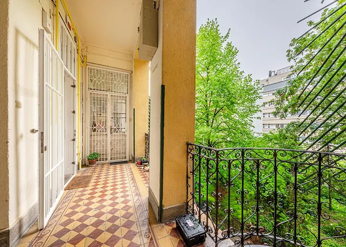 Maison Lumiere -comfy Buda Retreat Ac, Balcony Near M2 Metro شقة بودابست