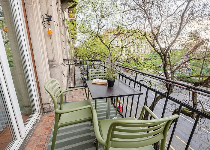 Maison Lumiere -comfy Buda Retreat Ac, Balcony Near M2 Metro شقة *