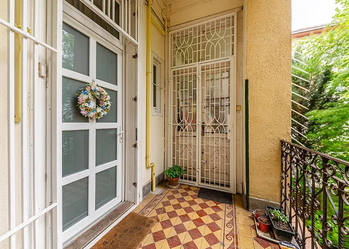 شقة Maison Lumiere -comfy Buda Retreat Ac, Balcony Near M2 Metro *