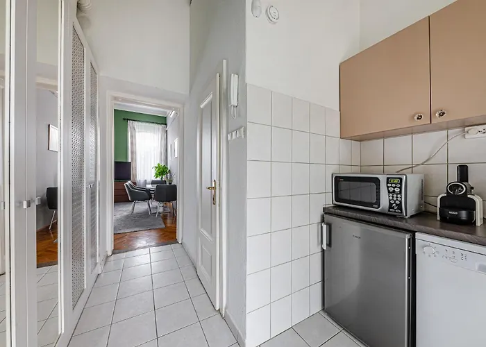 Maison Lumiere -comfy Buda Retreat Ac, Balcony Near M2 Metro شقة