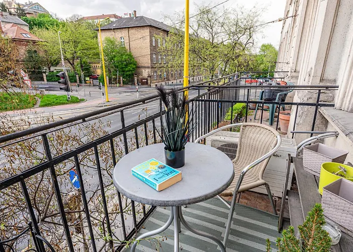 Maison Lumiere -comfy Buda Retreat Ac, Balcony Near M2 Metro *