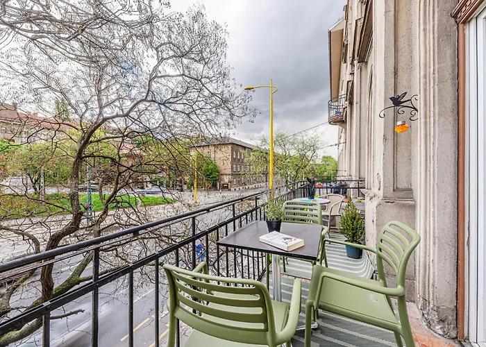 Maison Lumiere -comfy Buda Retreat Ac, Balcony Near M2 Metro