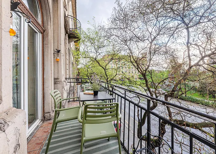Maison Lumiere -comfy Buda Retreat Ac, Balcony Near M2 Metro بودابست