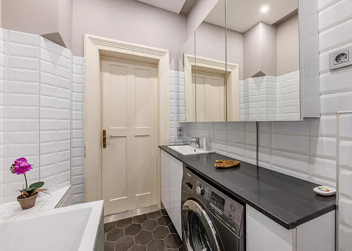 Maison Lumiere -comfy Buda Retreat Ac, Balcony Near M2 Metro بودابست