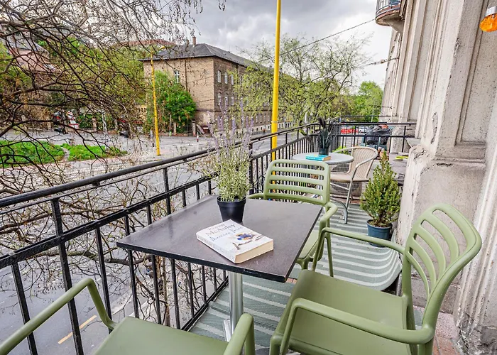 Maison Lumiere -comfy Buda Retreat Ac, Balcony Near M2 Metro شقة