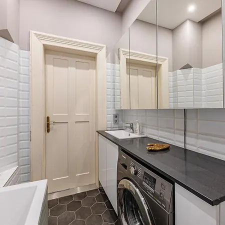 Maison Lumiere -comfy Buda Retreat Ac, Balcony Near M2 Metro بودابست